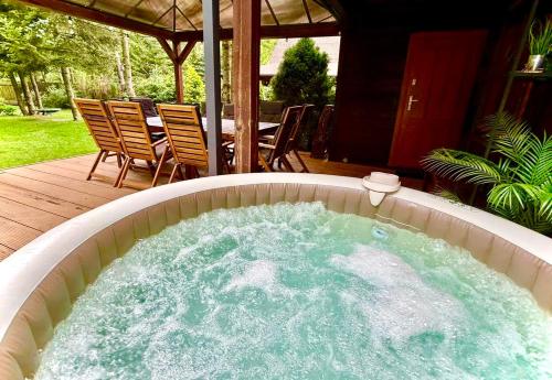 Leśny Domek Leniwiec z jacuzzi i kominkiem blisko rzeki