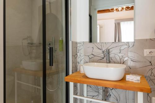 ein Badezimmer mit Waschbecken und Dusche in der Unterkunft Itria Palace in Ragusa