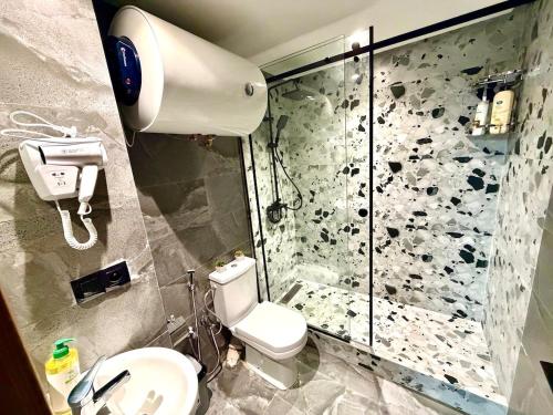 a bathroom with a shower and a toilet and a sink at Studio luxueux avec vue panoramique sur le centre ville in Fez