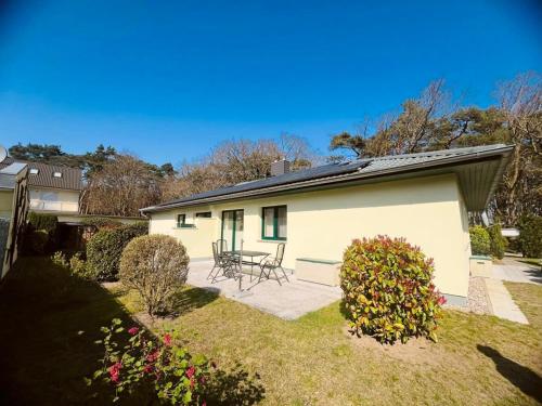 a house with a patio and a table and chairs at Ferienwohnung Bobtail in Thiessow