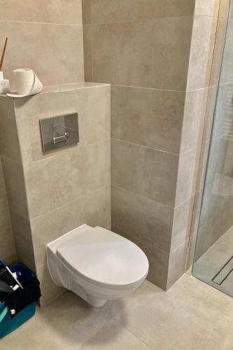 a bathroom with a toilet and a shower at Makosieje Resort-20m od brzegu,wi-fi ,widok na jezioro in Makosieje