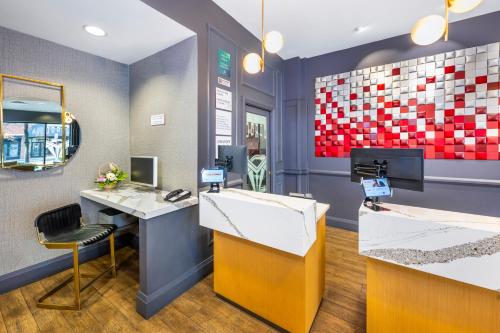 a salon with a desk and a chair at Quality Inn & Suites in Vancouver