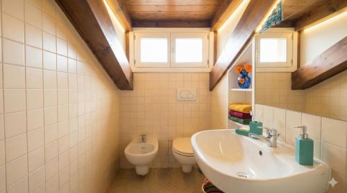 a bathroom with a sink and a toilet at Ca' sull' Acqua in Venice