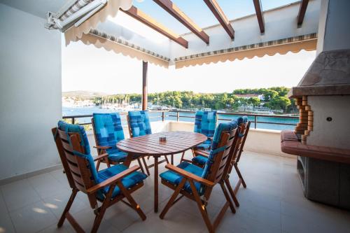 a dining room with a table and chairs at Moenia Apartments in Milna