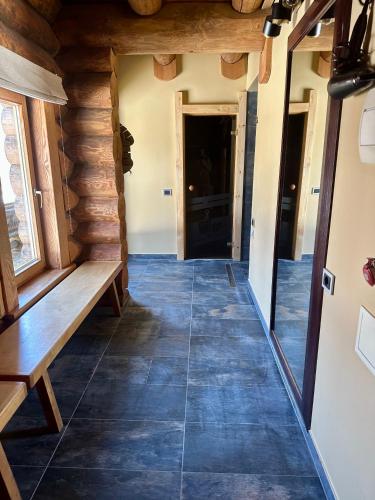 een gang in een huis met een houten vloer bij Kastaņas in Kaibala