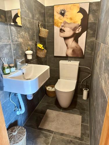 een badkamer met een wastafel en een toilet bij Kastaņas in Kaibala
