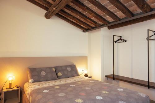ein Schlafzimmer mit einem großen Bett in einem Zimmer in der Unterkunft Residenza SubitoSanto "Gigliola" 9A - Bilocale con terrazzo esclusivo Cupola Basilica di Sant'Antonio- in Padua
