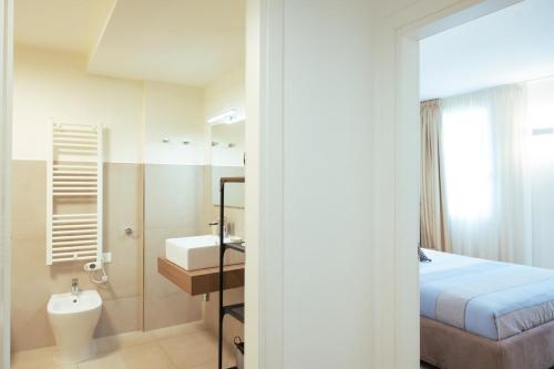 ein Badezimmer mit Bett, Waschbecken und Dusche in der Unterkunft Residenza SubitoSanto "Gigliola" 9A - Bilocale con terrazzo esclusivo Cupola Basilica di Sant'Antonio- in Padua