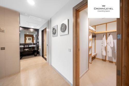 a hallway with a dressing room and a bathroom at Riu Plaza Panamá in Panama City