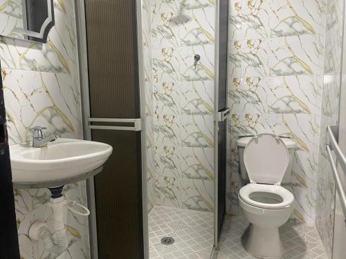 a bathroom with a toilet and a sink at Hotel Sion Real in Neiva