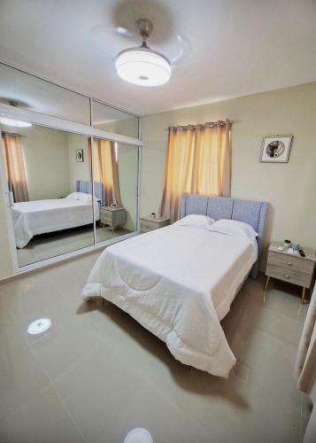 Giường trong phòng chung tại MB Apartment