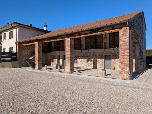 a large brick building with a large window at B&B Cà Breganze in Breganze