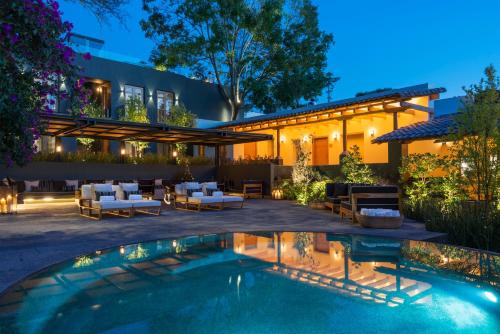 an outdoor patio with a pool and a house at La Casa Rodavento in Valle de Bravo
