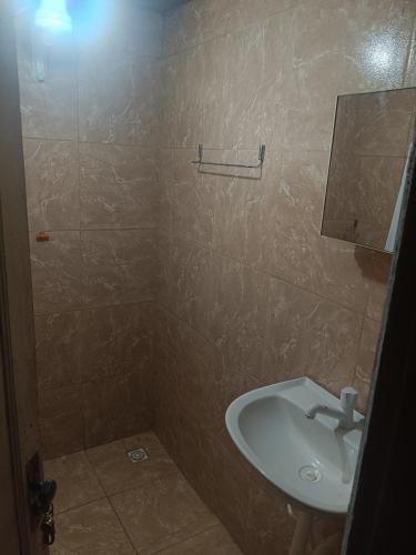 a bathroom with a sink and a mirror at Recanto Família lima e Silva in Garanhuns