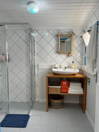 a bathroom with a sink and a shower at Casa Praia do Fogo in Ribeira Quente