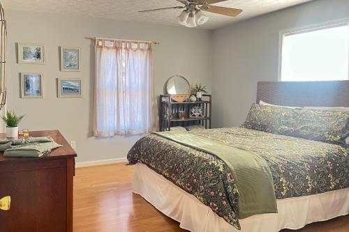 a bedroom with a bed and a ceiling fan at Forest Views, Deck and Fireplace Fort Valley Escape in Carmel