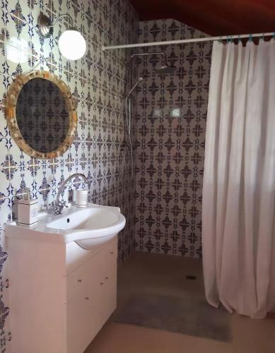 ein Badezimmer mit Waschbecken und Duschvorhang in der Unterkunft Equiliberdade in Almeirim