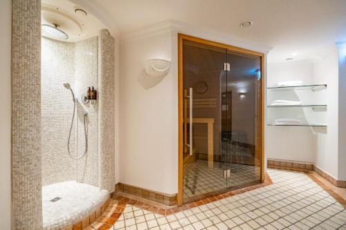 a bathroom with a shower with a glass door at Kampenkliff ehemals Walter´s Hof in Kampen