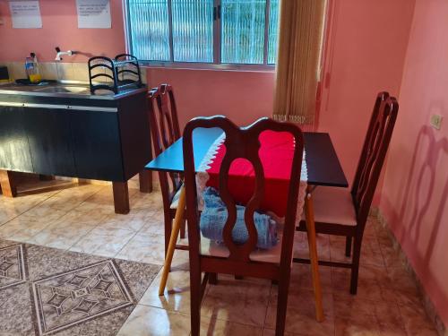 a table and chairs in a room with a kitchen at Flat, primeiro andar, perto do Chevrolet Hall e Centro de Convenções e in Recife
