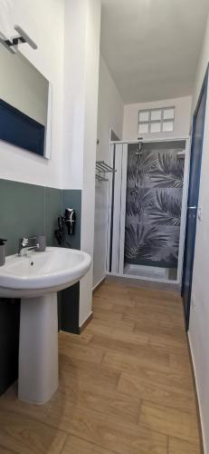 a bathroom with a sink and a shower at Casa Vacanze Samelia in Altavilla Milicia