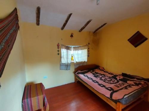 a bedroom with a bed and a window at Hospedaje Q'ello Qantu in Coper