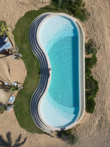 an overhead view of a swimming pool on the beach at Mayto Astrological Park in Maito