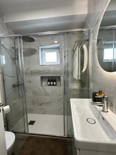 Charming and Modern apt with balcony 2 min Old Town