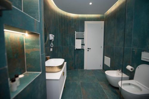 a bathroom with a sink and a toilet and a tub at Asinara Guatanamo Belmarsh in Durrës