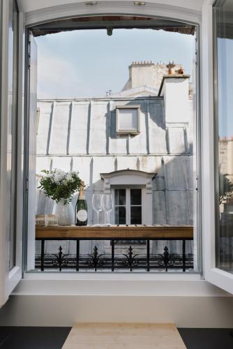 Elegant Sunlit Flat with Balcony near Parc Monceau - B94