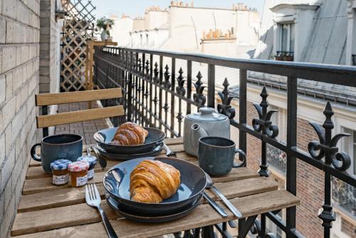 Elegant Sunlit Flat with Balcony near Parc Monceau - B94