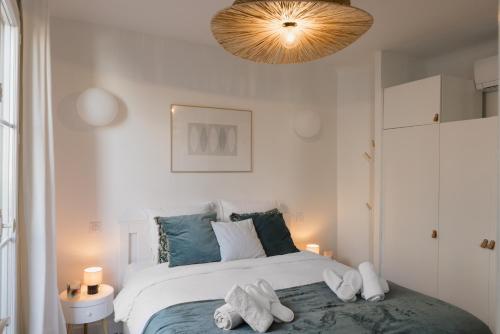 Elegant Sunlit Flat with Balcony near Parc Monceau - B94