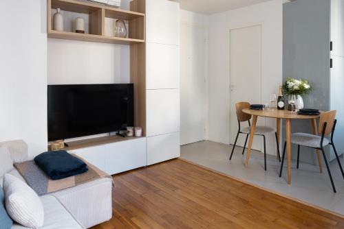 Elegant Sunlit Flat with Balcony near Parc Monceau - B94