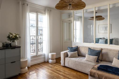 Elegant Sunlit Flat with Balcony near Parc Monceau - B94