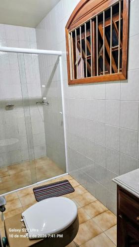 ein Badezimmer mit Dusche und Toilette in der Unterkunft Mimi Nova in Osório