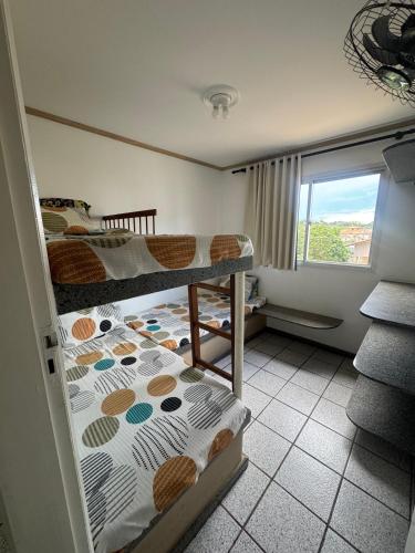 a bedroom with two bunk beds and a window at Apartamento Castelhanos ES in Anchieta