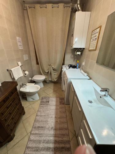 a bathroom with two sinks and a toilet at Calle Boldu Venice in Venice