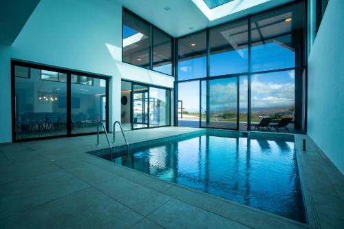 Batalha Retreat Villa - Private Luxury Villa with Heated Indoor Saltwater Pool
