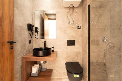 a bathroom with a sink and a shower at Résidence Luxoria - Gauthier in Casablanca