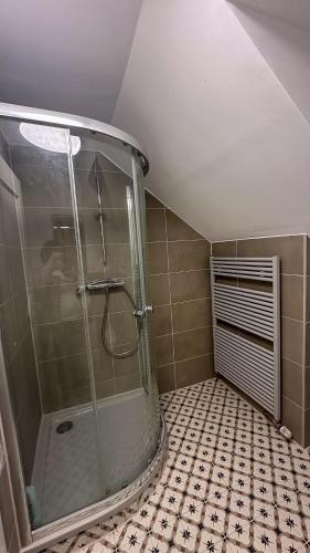 a bathroom with a shower and a tiled floor at Ferienwohnung Sonnentälchen in Konz