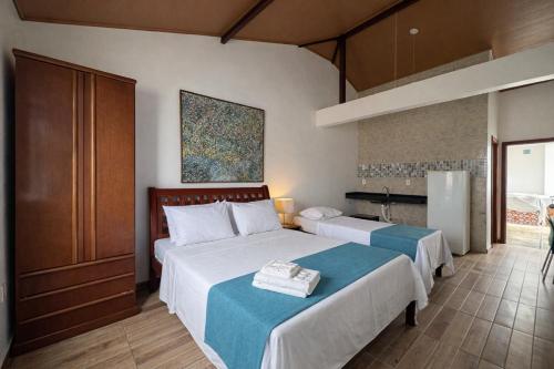 a bedroom with two beds in a room with at FLAT Estalagem 11 in Arraial do Cabo