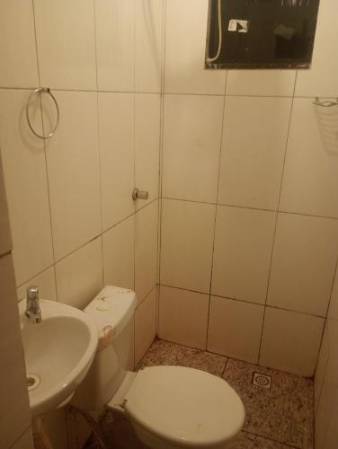 a bathroom with a toilet and a sink at Hotel Pousada na Br 040 in Valparaíso de Goiás
