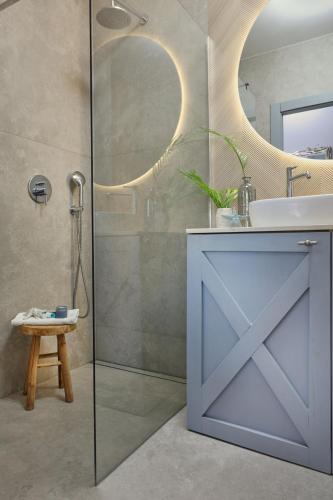 a bathroom with a blue door and a sink and a shower at Apartament Aqua Przystań 80 - Rumia Novum, przy AQUAPARKREDA, z balkonem i bezpłatnym parkingiem in Rumia