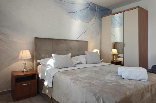 Apartments and rooms with parking space Makarska - 6767