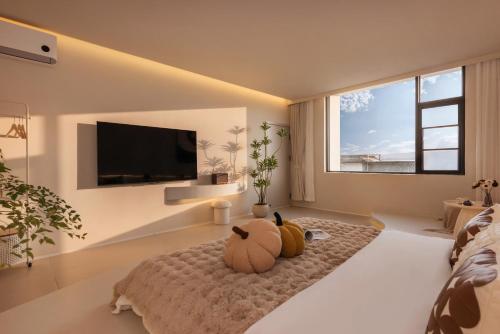 a living room with two stuffed animals sitting on a bed at Mountain Resort Hotel in Dali