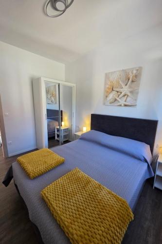 Apartments with parking space Trogir - 25305
