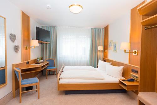 Tempat tidur dalam kamar di Hotel Mainblick Garni