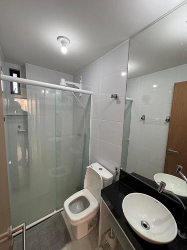 a bathroom with a toilet and a sink and a shower at Flat luxo vista pro açude in Campina Grande