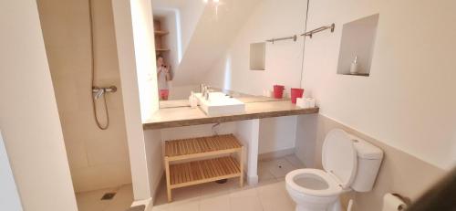 a small bathroom with a sink and a toilet at Daniel in Lagoa