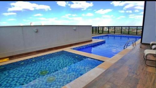 ein Schwimmbad mit Blick auf ein Gebäude in der Unterkunft Flat em Palmas no Vivence hotel in Palmas