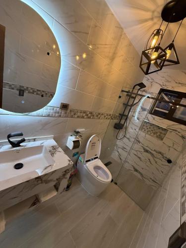a bathroom with a toilet and a sink and a mirror at propiedad para pasarla bien in La Grúa